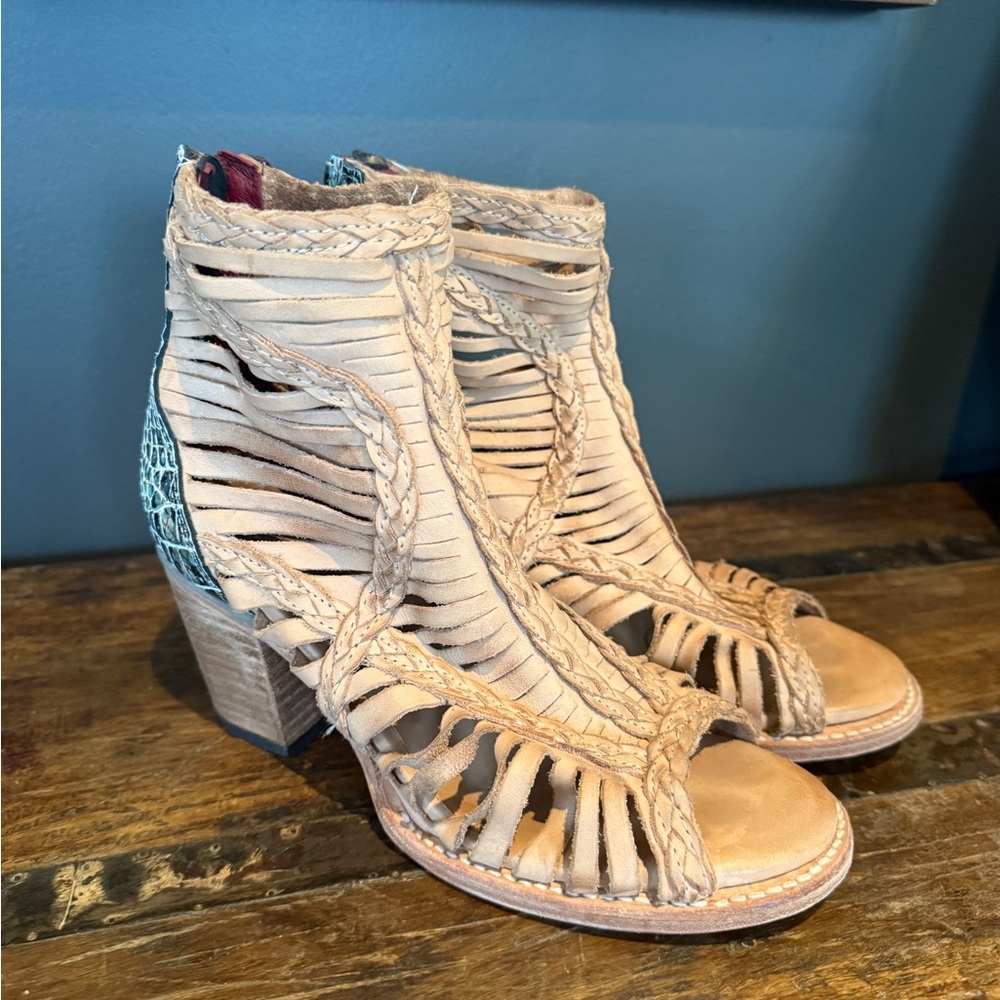 Freebird BELA Tan Women's Sandals Sz 8